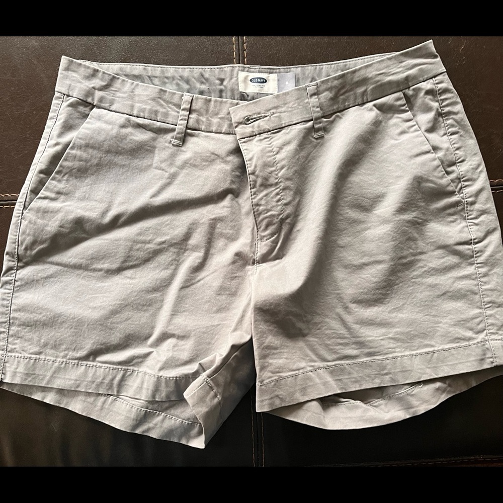 Never worn! Gray Old Navy cargo shorts. Women’s size 8.